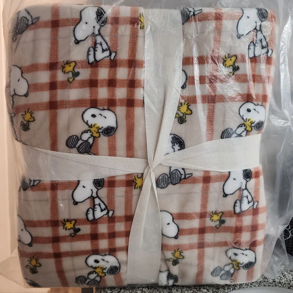 NWT PEANUTS Berkshire Velvetloft Peanuts Snoopy Woodstock Holiday Plaid Blanket